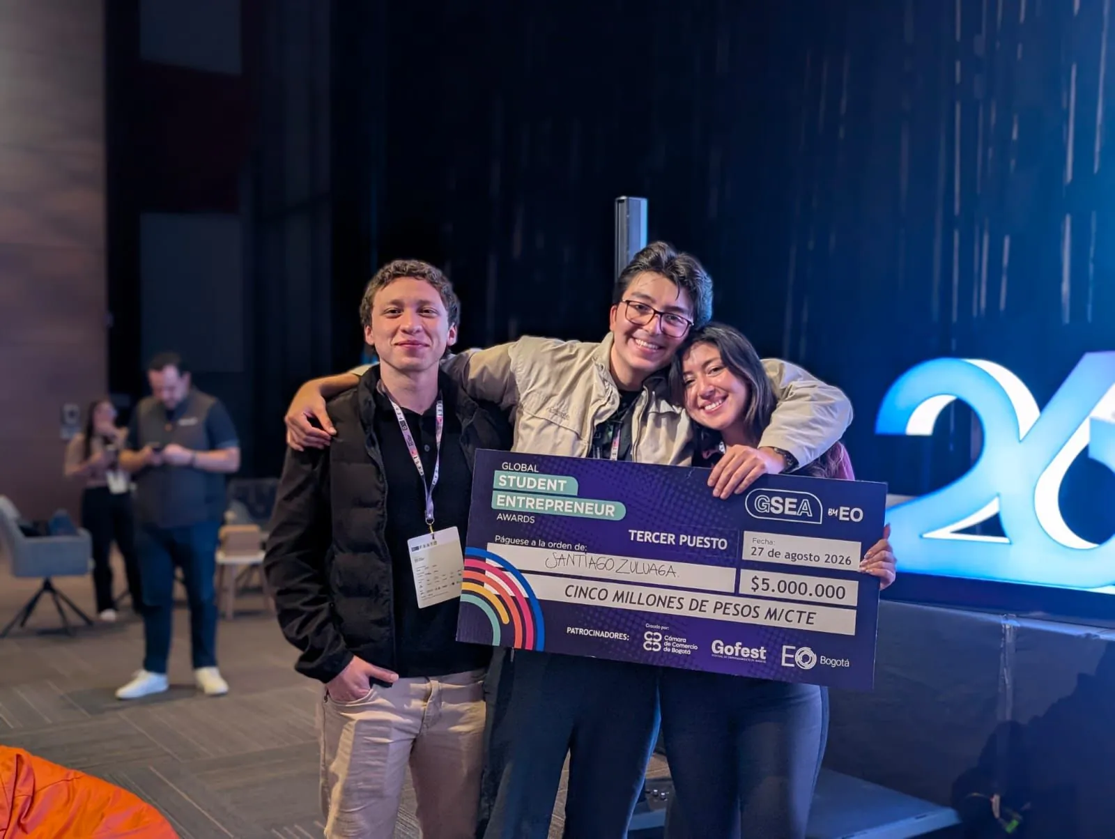 Santiago, Nico y Laura con el cheque del tercer puesto de los Global Student Entrepreneur Awards de EO