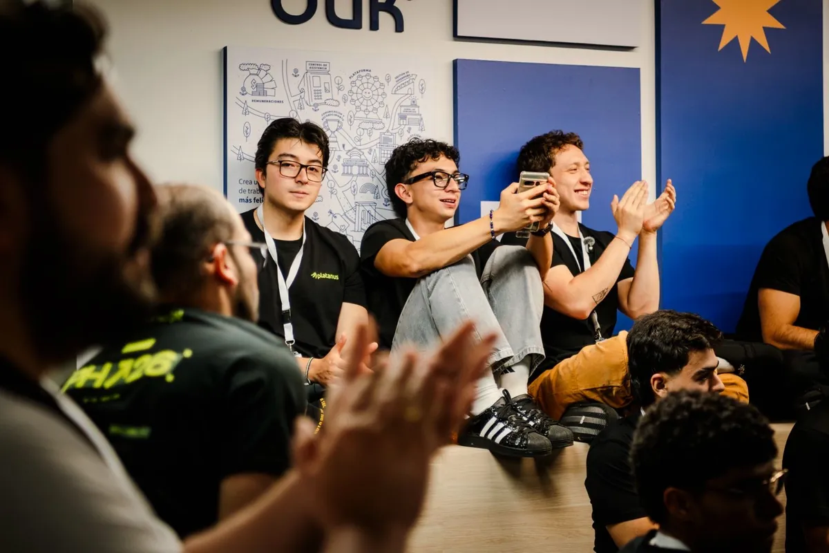 El equipo aplaudiendo entre el público de la hackathon