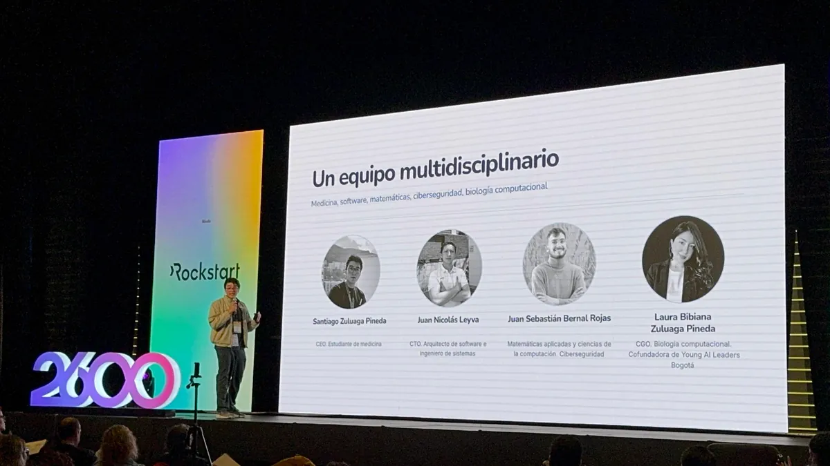 Santiago presenta al equipo de COCO en el escenario de Rockstart