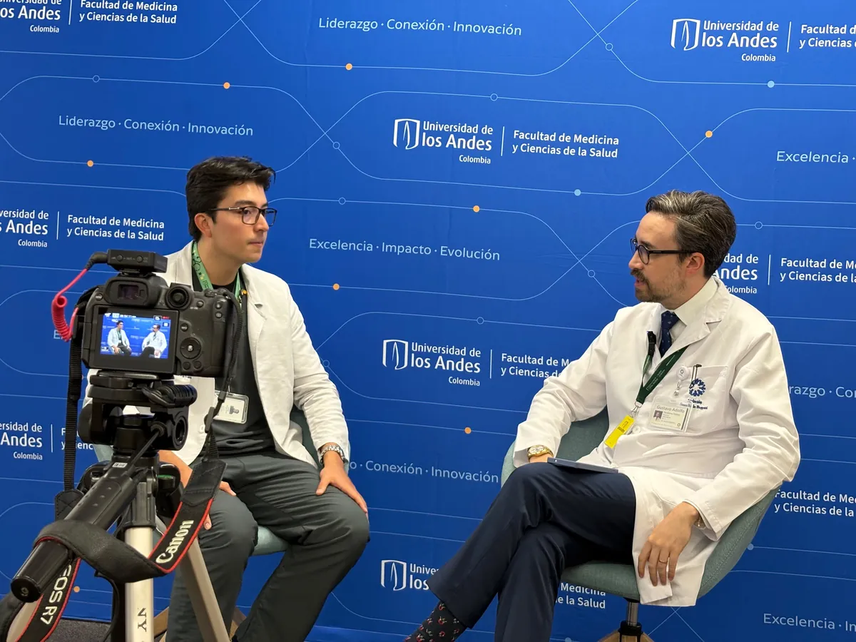 Detrás de cámara de la entrevista en la Facultad de Medicina de la Universidad de los Andes