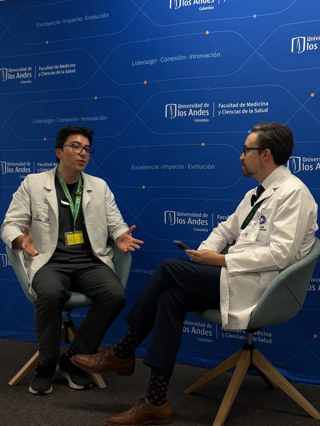 Santiago conversa con el Dr. Gustavo durante la entrevista de la Facultad de Medicina de la Universidad de los Andes